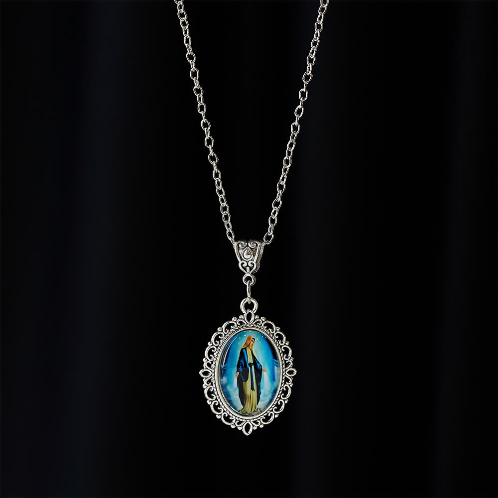 Collar con Retrato de la Virgen María en Marco de Filigrana: Un Símbolo de Gracia Sagrada y Luz Divina