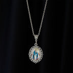 Collar con Retrato de la Virgen María en Marco de Filigrana: Un Símbolo de Gracia Sagrada y Luz Divina