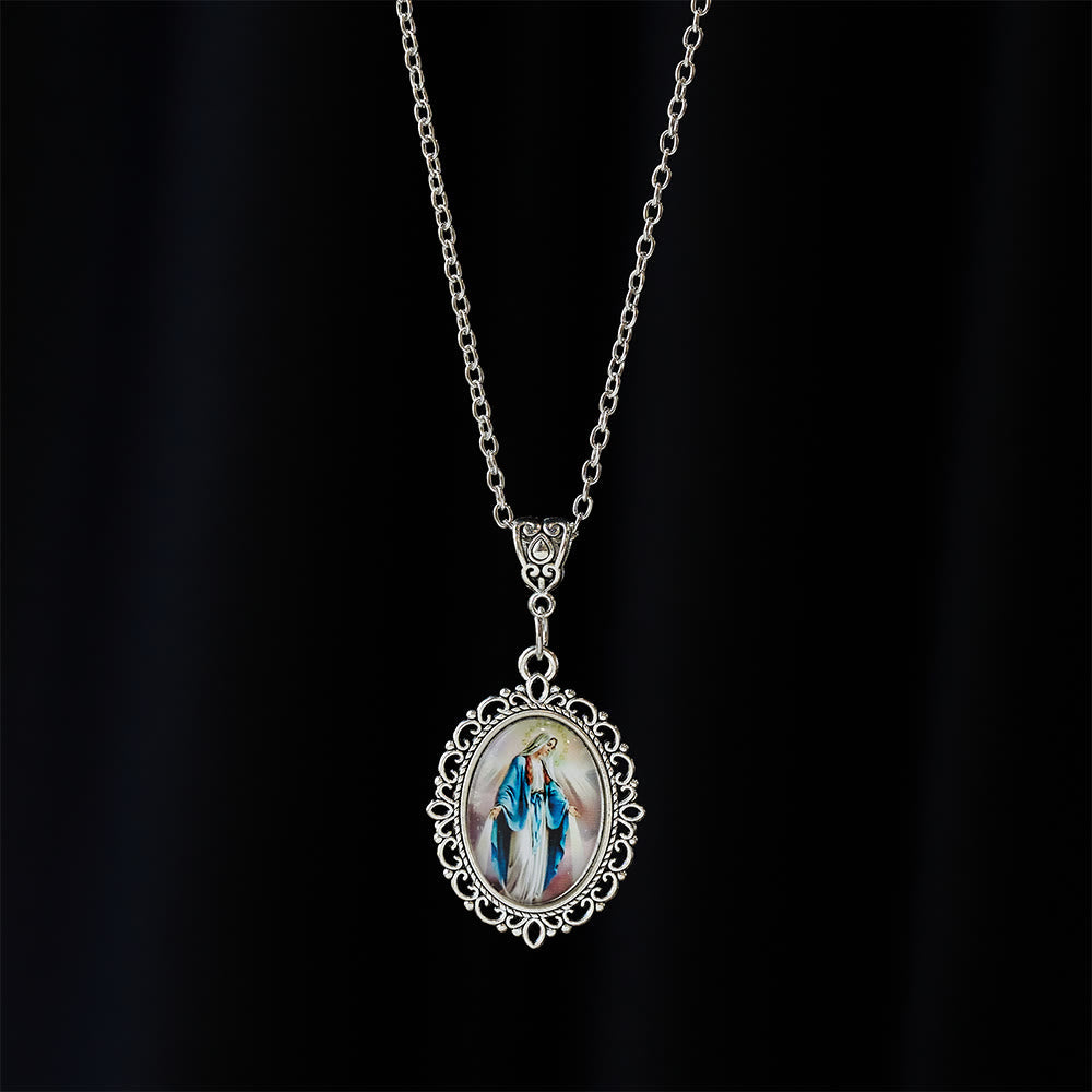 Collar con Retrato de la Virgen María en Marco de Filigrana: Un Símbolo de Gracia Sagrada y Luz Divina