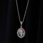 Collar con Retrato de la Virgen María en Marco de Filigrana: Un Símbolo de Gracia Sagrada y Luz Divina