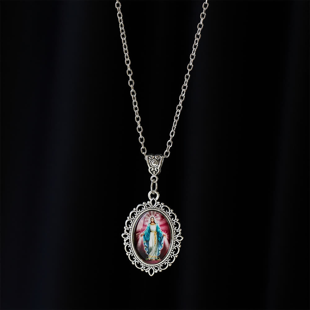 Collar con Retrato de la Virgen María en Marco de Filigrana: Un Símbolo de Gracia Sagrada y Luz Divina