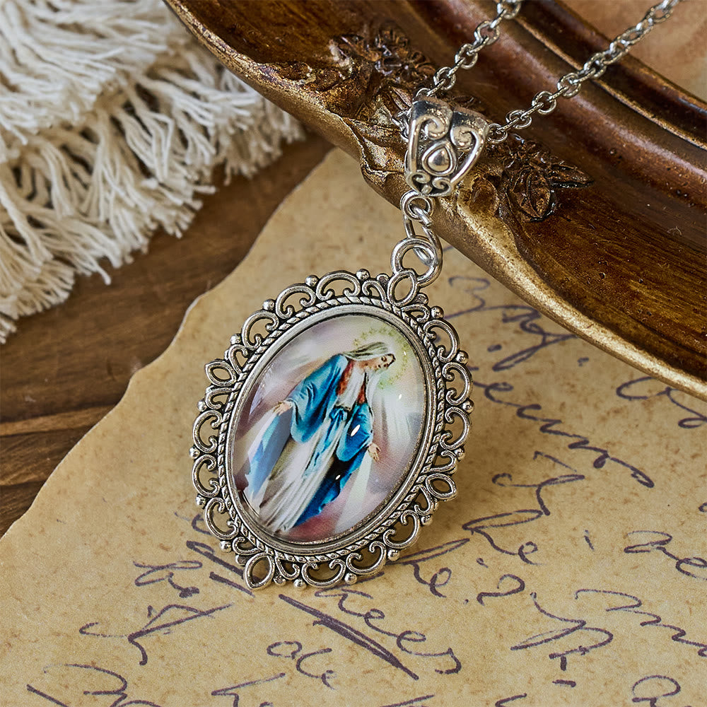 Collar con Retrato de la Virgen María en Marco de Filigrana: Un Símbolo de Gracia Sagrada y Luz Divina