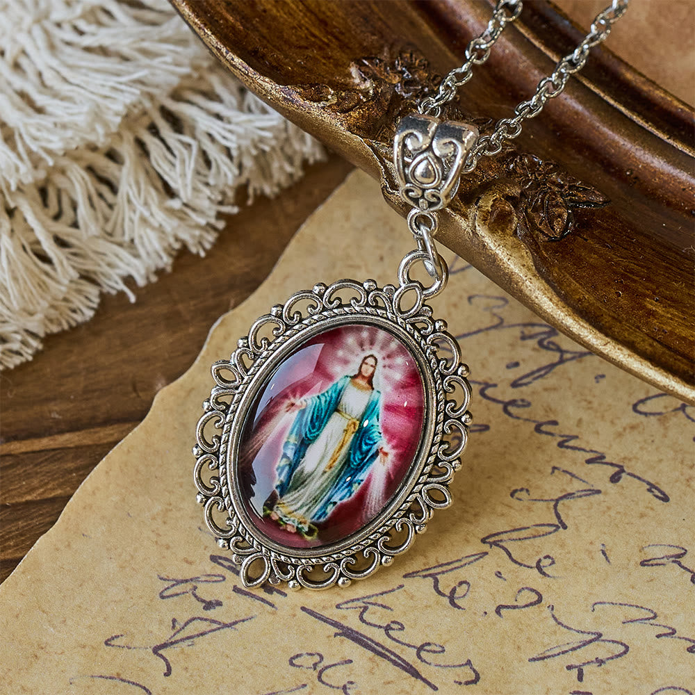 Collar con Retrato de la Virgen María en Marco de Filigrana: Un Símbolo de Gracia Sagrada y Luz Divina