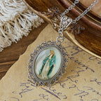 Collar con Retrato de la Virgen María en Marco de Filigrana: Un Símbolo de Gracia Sagrada y Luz Divina