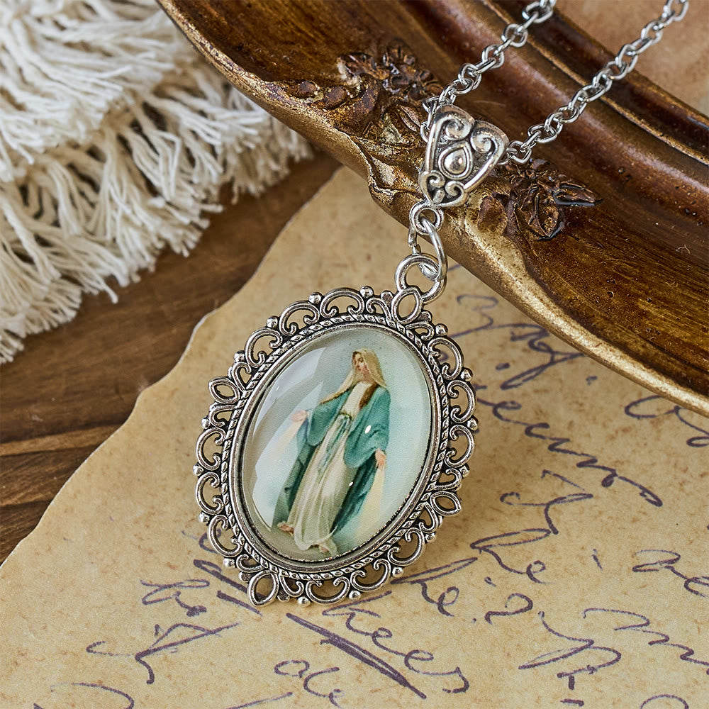 Collar con Retrato de la Virgen María en Marco de Filigrana: Un Símbolo de Gracia Sagrada y Luz Divina