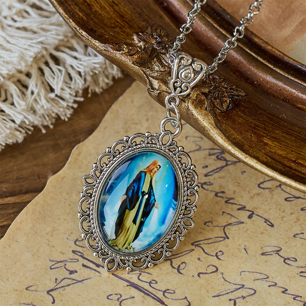 Collar con Retrato de la Virgen María en Marco de Filigrana: Un Símbolo de Gracia Sagrada y Luz Divina