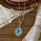 Collar con Retrato de la Virgen María en Marco de Filigrana: Un Símbolo de Gracia Sagrada y Luz Divina