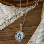 Collar con Retrato de la Virgen María en Marco de Filigrana: Un Símbolo de Gracia Sagrada y Luz Divina