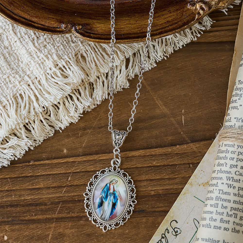 Collar con Retrato de la Virgen María en Marco de Filigrana: Un Símbolo de Gracia Sagrada y Luz Divina