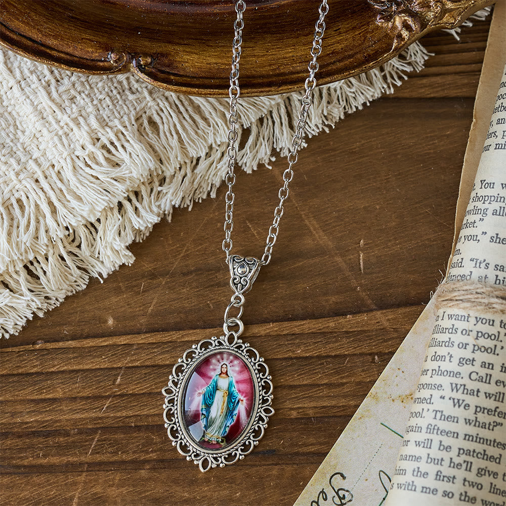 Collar con Retrato de la Virgen María en Marco de Filigrana: Un Símbolo de Gracia Sagrada y Luz Divina
