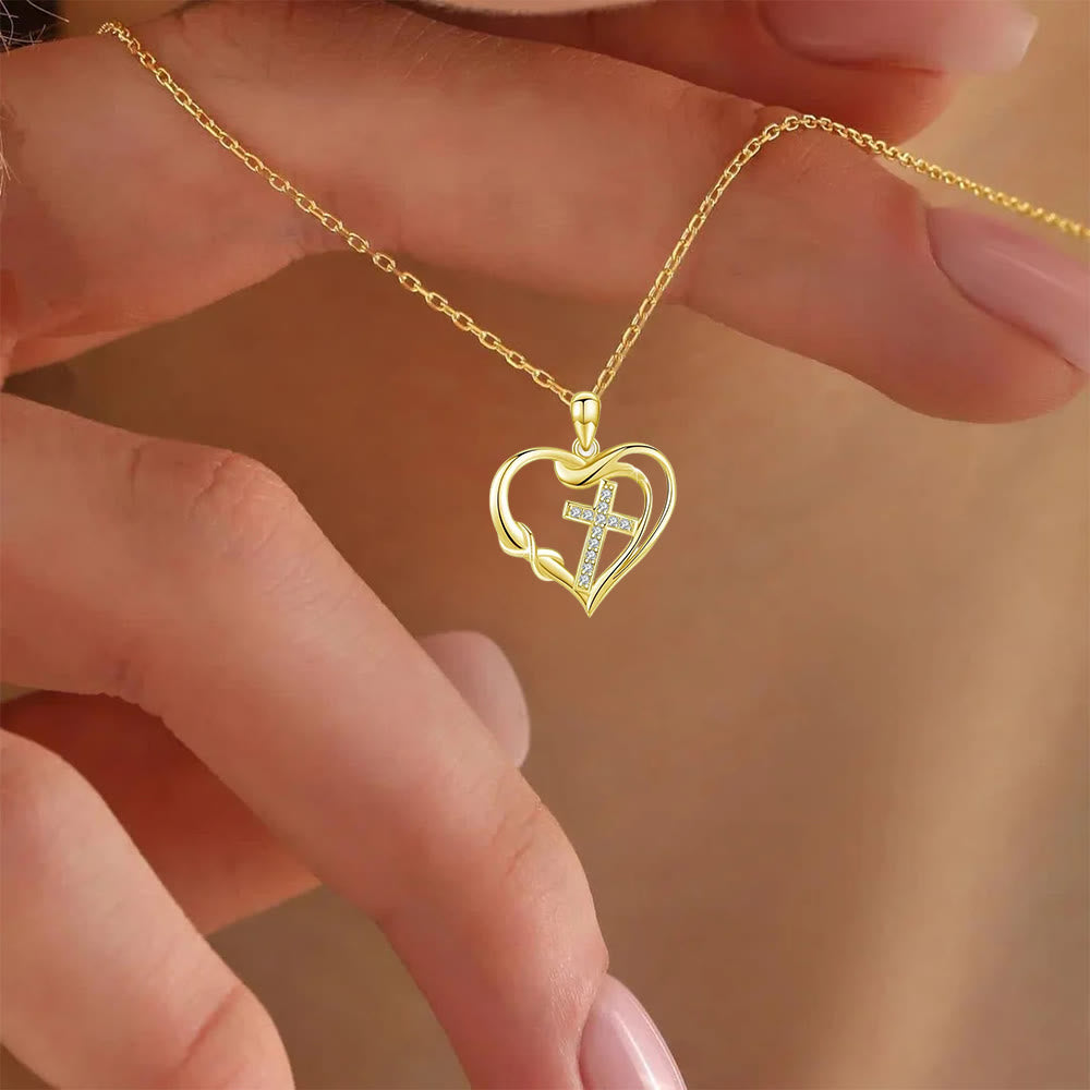 Collar Corazón y Cruz: Devoción y Elegancia Atemporal