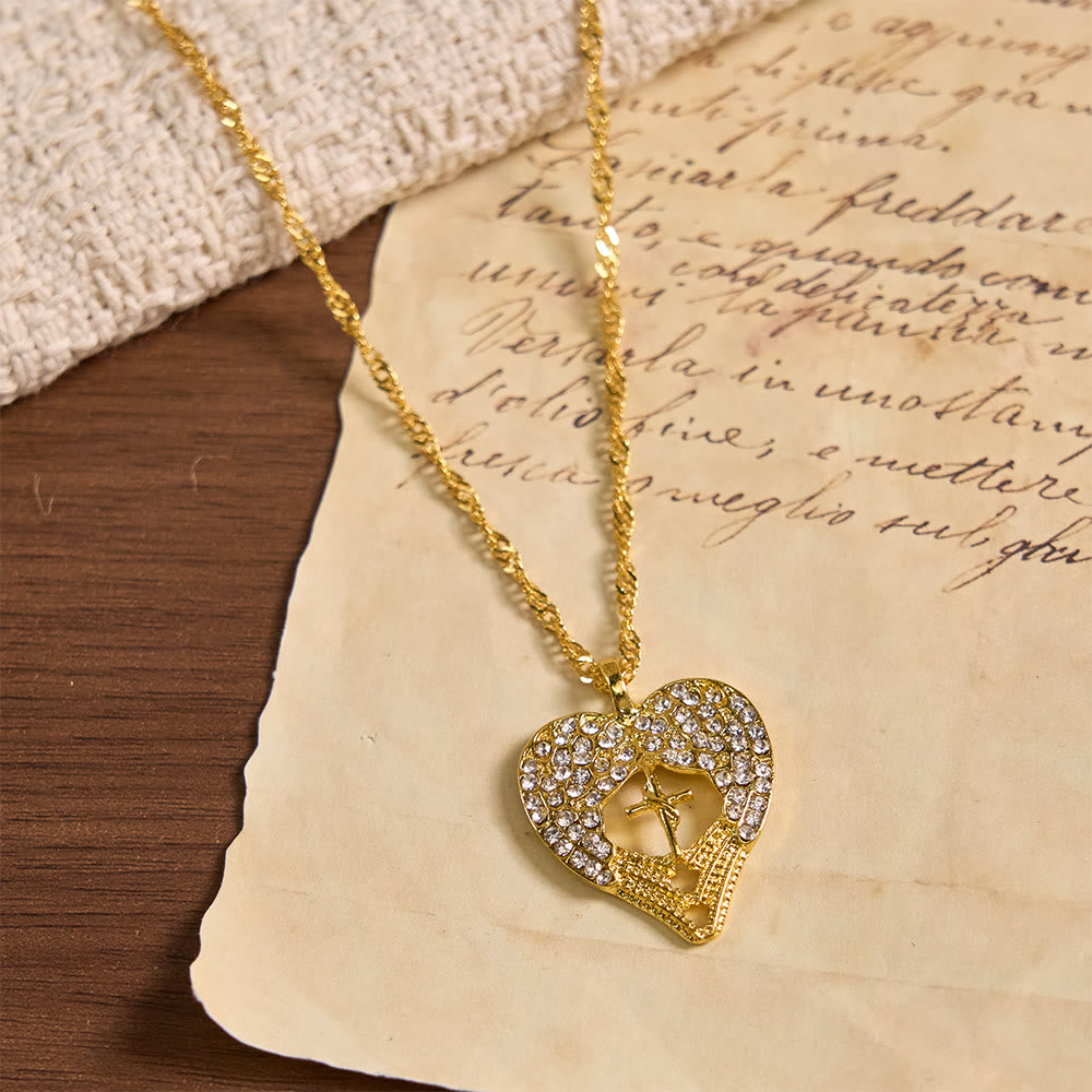 Collar de Corazón con Circonitas y Alas de Ángel: Un Símbolo de Amor Divino y Gracia