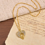 Collar de Corazón con Circonitas y Alas de Ángel: Un Símbolo de Amor Divino y Gracia
