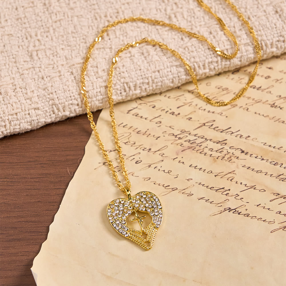 Collar de Corazón con Circonitas y Alas de Ángel: Un Símbolo de Amor Divino y Gracia