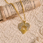 Collar de Corazón con Circonitas y Alas de Ángel: Un Símbolo de Amor Divino y Gracia
