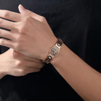 Pulsera de eslabones con cruz grabada: Un símbolo de fuerza y fe divinas