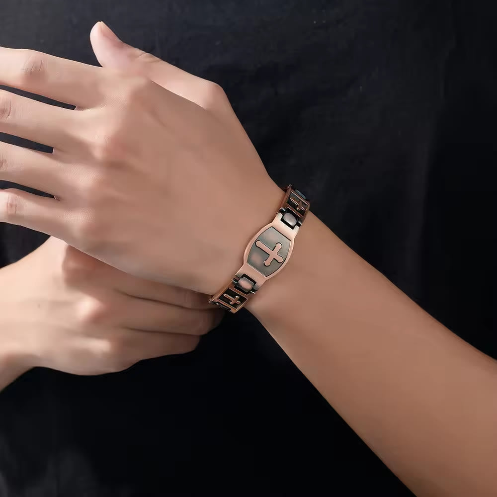 Pulsera de eslabones con cruz grabada: Un símbolo de fuerza y fe divinas