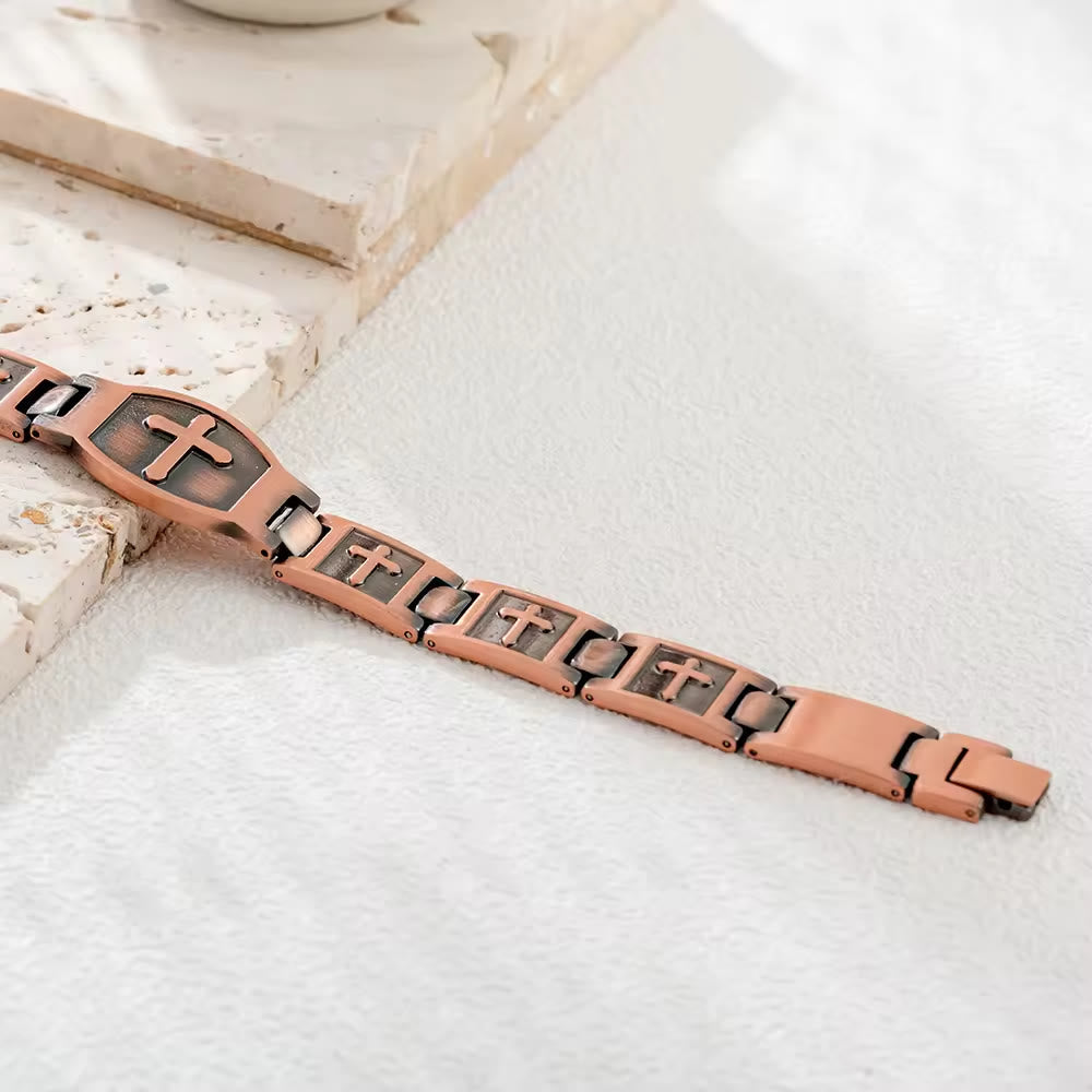 Pulsera de eslabones con cruz grabada: Un símbolo de fuerza y fe divinas