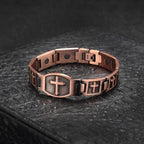 Pulsera de eslabones con cruz grabada: Un símbolo de fuerza y fe divinas