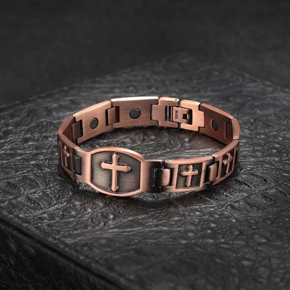 Pulsera de eslabones con cruz grabada: Un símbolo de fuerza y fe divinas