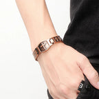Pulsera de eslabones con cruz grabada: Un símbolo de fuerza y fe divinas