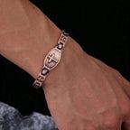 Pulsera de eslabones con cruz grabada: Un símbolo de fuerza y fe divinas