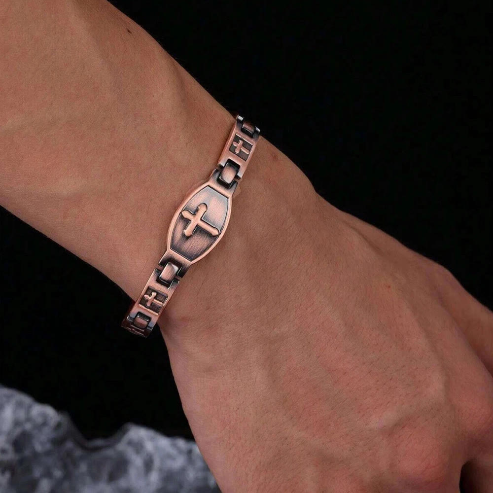 Pulsera de eslabones con cruz grabada: Un símbolo de fuerza y fe divinas