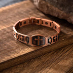 Pulsera de eslabones con cruz grabada: Un símbolo de fuerza y fe divinas