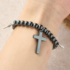Pulsera de Cuentas de Hematita con Cruz y Dijes de Mini Crucifijos: Un Símbolo de Protección Divina y Fe