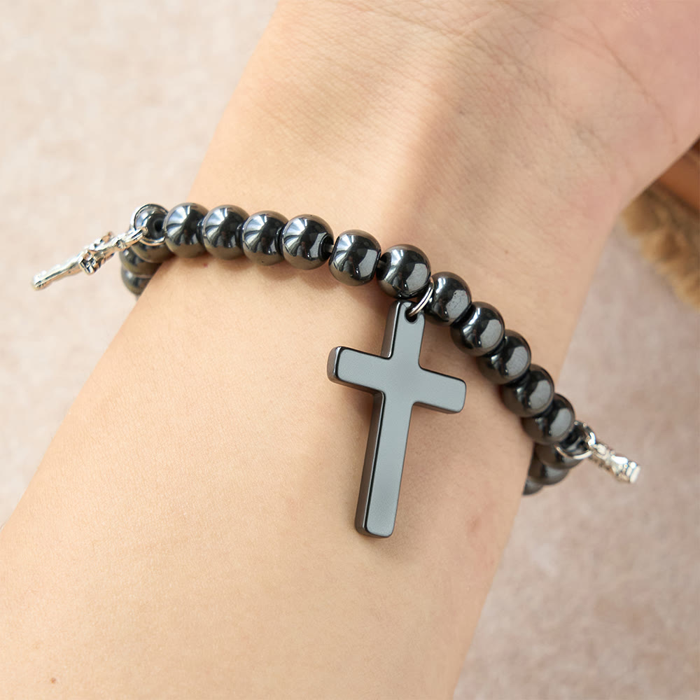 Pulsera de Cuentas de Hematita con Cruz y Dijes de Mini Crucifijos: Un Símbolo de Protección Divina y Fe