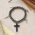Pulsera de Cuentas de Hematita con Cruz y Dijes de Mini Crucifijos: Un Símbolo de Protección Divina y Fe