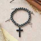 Pulsera de Cuentas de Hematita con Cruz y Dijes de Mini Crucifijos: Un Símbolo de Protección Divina y Fe