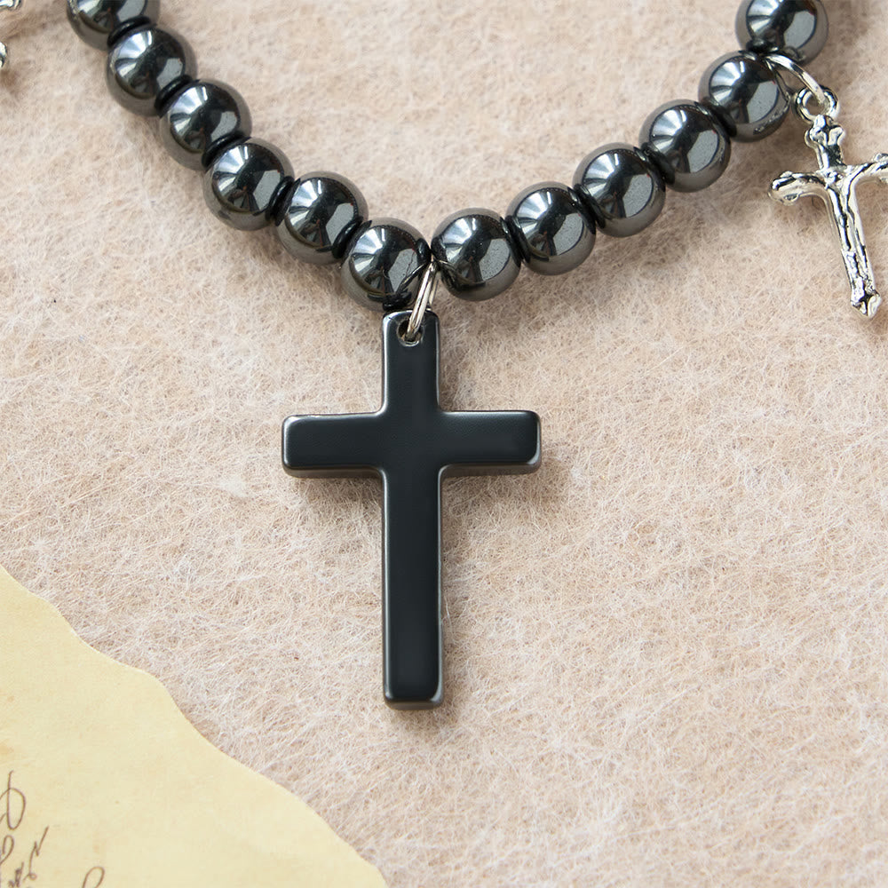 Pulsera de Cuentas de Hematita con Cruz y Dijes de Mini Crucifijos: Un Símbolo de Protección Divina y Fe