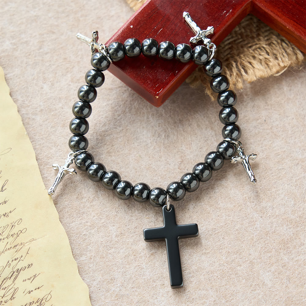 Pulsera de Cuentas de Hematita con Cruz y Dijes de Mini Crucifijos: Un Símbolo de Protección Divina y Fe