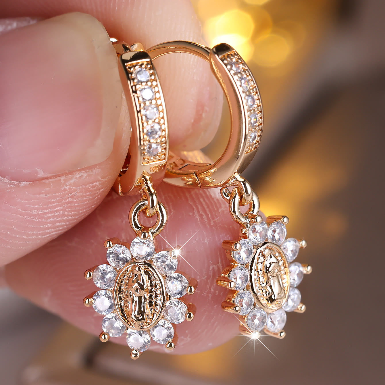 Arracadas Huggie Nuestra Señora con Halo de Zirconia y Medallón de Rayos de Sol