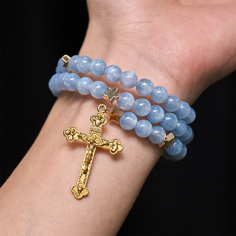 Pulsera enrollable de cuentas de cristal azul con espaciadores de estrella y crucifijo dorado