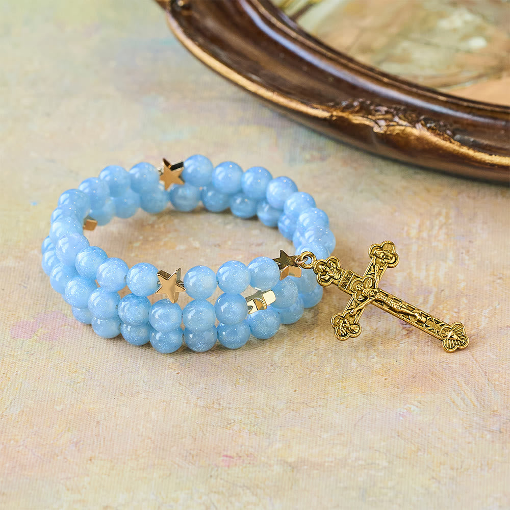 Pulsera enrollable de cuentas de cristal azul con espaciadores de estrella y crucifijo dorado