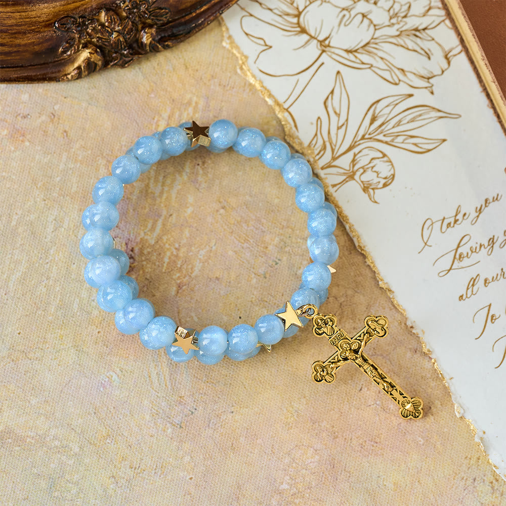 Pulsera enrollable de cuentas de cristal azul con espaciadores de estrella y crucifijo dorado