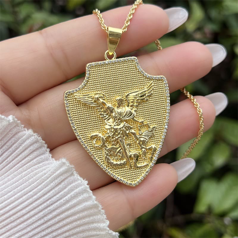 Collar con Medallón de San Miguel y San Cristóbal: Un Símbolo de Protección y Guía Divina