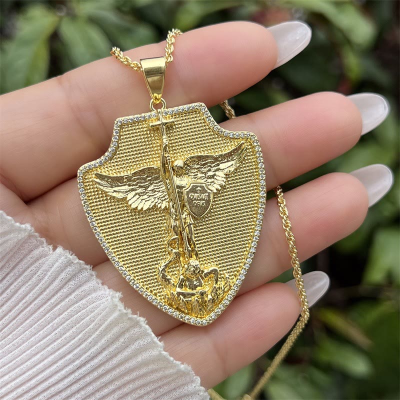 Collar con Medallón de San Miguel y San Cristóbal: Un Símbolo de Protección y Guía Divina