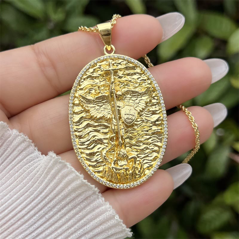Collar con Medallón de San Miguel y San Cristóbal: Un Símbolo de Protección y Guía Divina