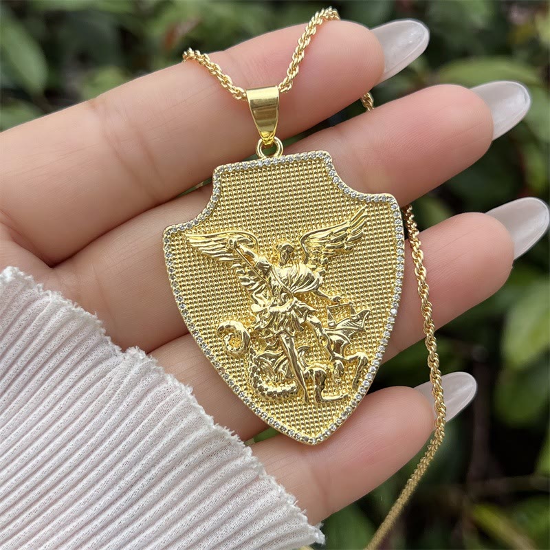 Collar con Medallón de San Miguel y San Cristóbal: Un Símbolo de Protección y Guía Divina