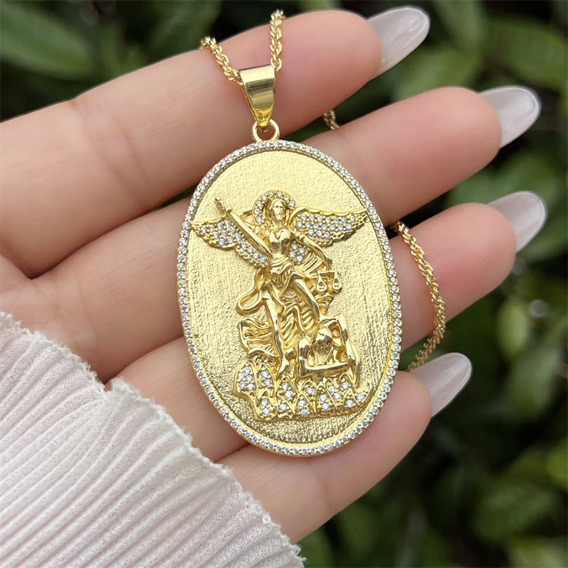 Collar con Medallón de San Miguel y San Cristóbal: Un Símbolo de Protección y Guía Divina