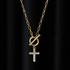 Collar con cruz de circonitas pavé: un símbolo de fe sagrada y gracia sencilla