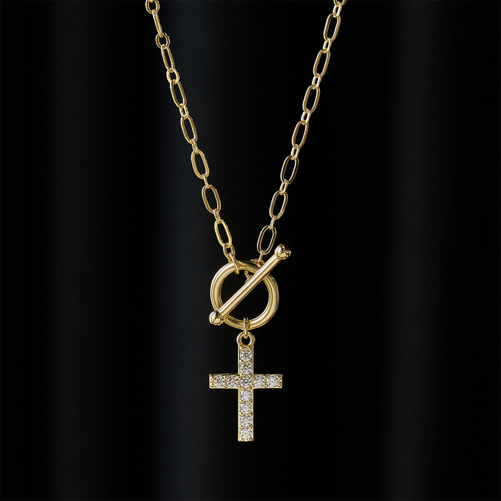 Collar con cruz de circonitas pavé: un símbolo de fe sagrada y gracia sencilla