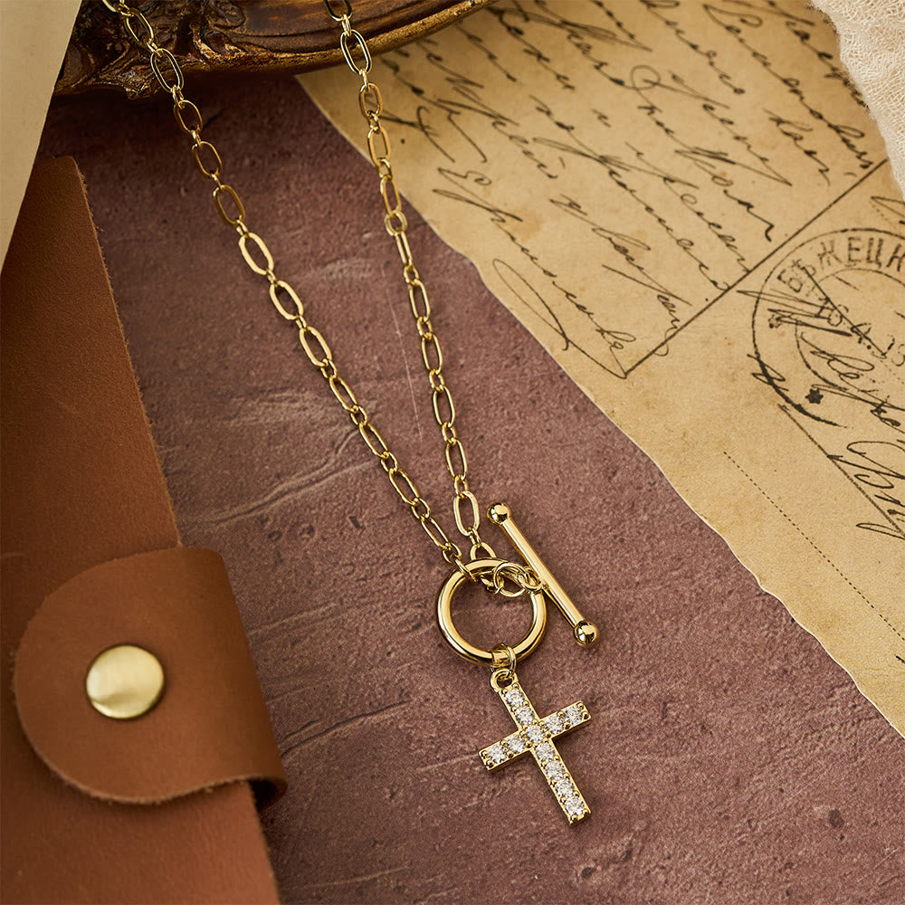 Collar con cruz de circonitas pavé: un símbolo de fe sagrada y gracia sencilla