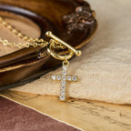 Collar con cruz de circonitas pavé: un símbolo de fe sagrada y gracia sencilla