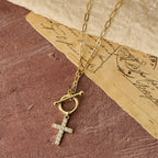 Collar con cruz de circonitas pavé: un símbolo de fe sagrada y gracia sencilla