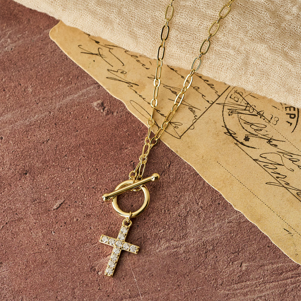 Collar con cruz de circonitas pavé: un símbolo de fe sagrada y gracia sencilla