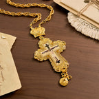 Collar con Crucifijo Pectoral Grande y Ornamentado con Acento de Corona: Un Símbolo de Majestad Sagrada y Redención